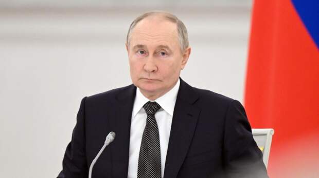 Власти должны работать, как на линии фронта, заявил Путин