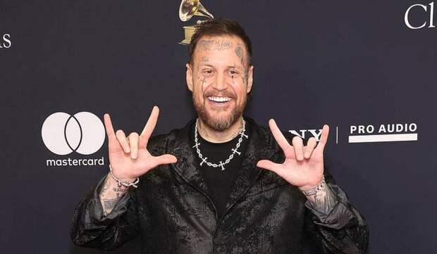 Известный музыкант вышел в свет после похудения на 136 килограммов