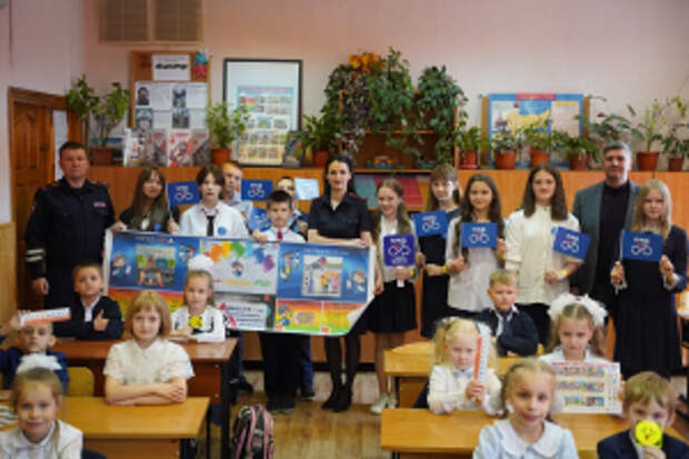 В Липецке в рамках профилактической акции «Внимание - дети!» автоинспекторы и общественники напомнили участникам дорожного движения о важности соблюдения ПДД