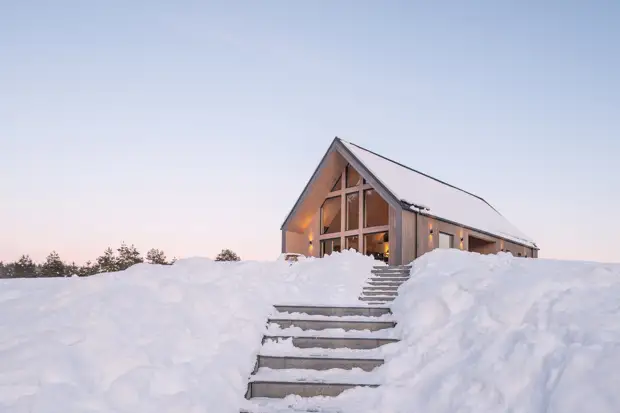 Загородный деревянный дом с террасами в Литве