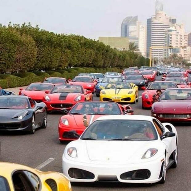 Найди Ferrari.