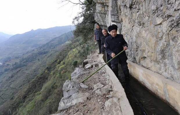 Ежедневно китаец уходил в горы на несколько часов. Через 36 лет односельчане носят его на руках…