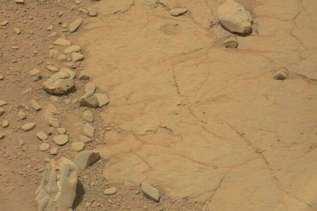 Неожиданные объекты на снимках Марса