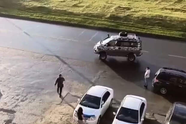 На Алтае автомобиль без водителя завелся, выехал на дорогу и попал на видео