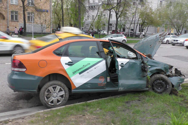 Блогер Литвин устроил ДТП с каршерингом в центре Москвы