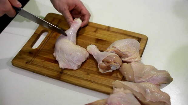 Разделочную доску, стол и нож нужно тщательно вымыть после разделку курицы.