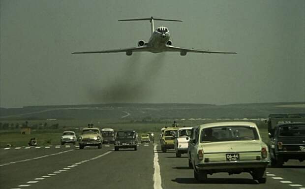 Как Эльдар Рязанов снимал посадку самолёта на шоссе в "Невероятных приключениях итальянцев в России" факты, фильми;снимки