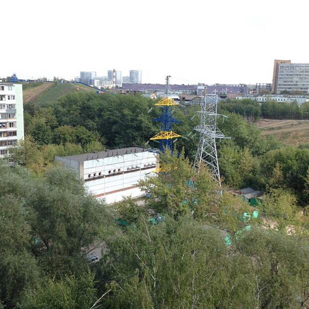 В Москве перекрасили вышку электропередач в цвета флага Украины В Москве перекрасили вышку электропередач в цвета флага Украины