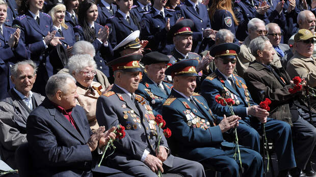 Военные пенсии в 1 октября вырастут в РФ: насколько прибавят