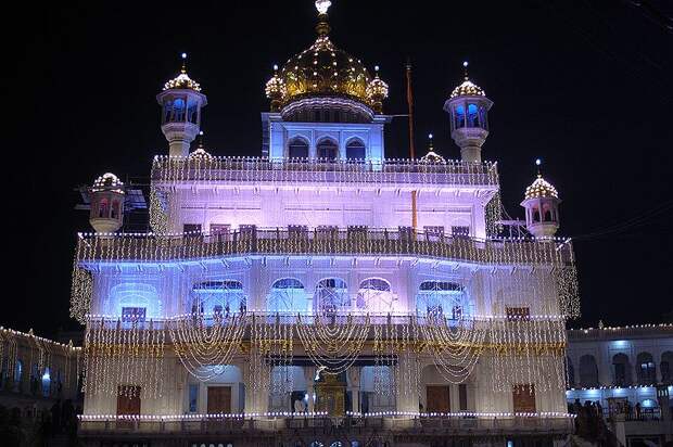 File:Akal Takht illuminated, in Harmandir Sahib complex, Amritsar.jpg
