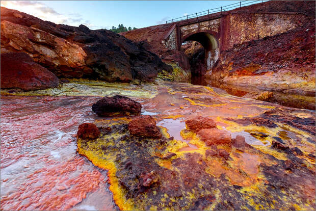 Красная река Rio Tinto в Испании