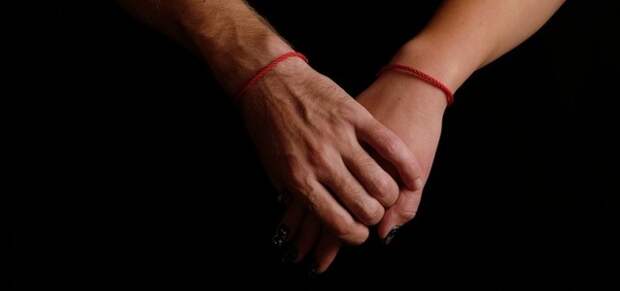 Красная нить: почему все больше людей носят ее на левой руке