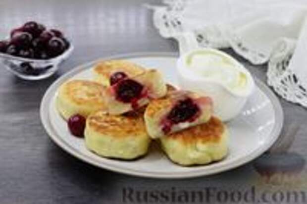 Фото к рецепту: Сырники с вишней (без манки)