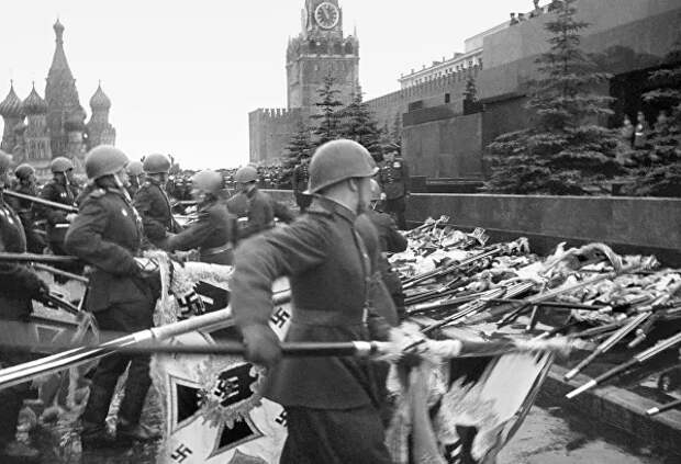Знамена поверженных фашистских армий падают к стенам Кремля. Москва. 1945 год Знамена поверженных фашистских армий падают к стенам Кремля. Москва. 1945 год