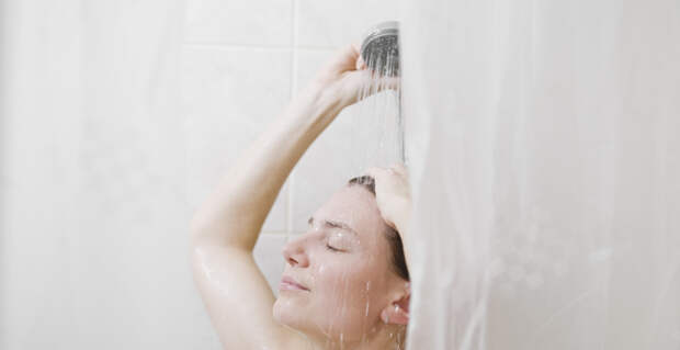 Отказавшаяся от мытья головы блогерша намочила волосы и удивила зрителей результатом