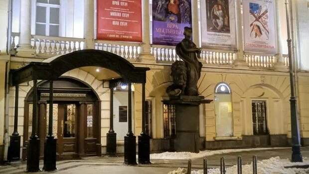 Киноплакаты «Совэкспортфильма» представили на выставке в Галерее искусств Зураба Церетели