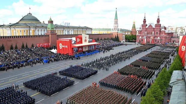 WSJ: культ Дня Победы начал работать против Москвы