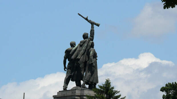 Болгария сносит советские памятники, чтобы переписать историю. Почему Россия молчит? Сегодня