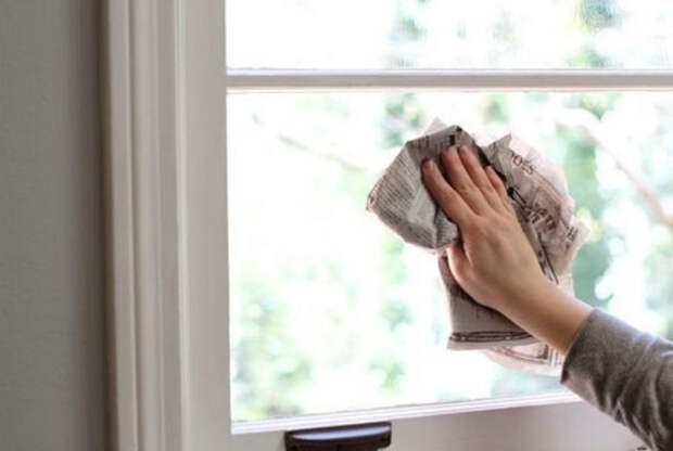 Использовать газеты для мытья окон.