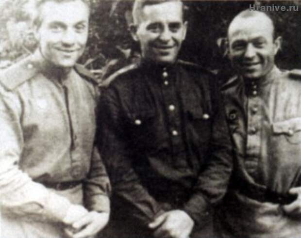 Иван Михайлович Воронов (будущий архимандрит Алипий, слева) с фронтовыми друзьями