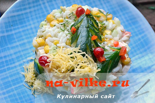 Салат с крабовыми палочками и печёной сёмгой