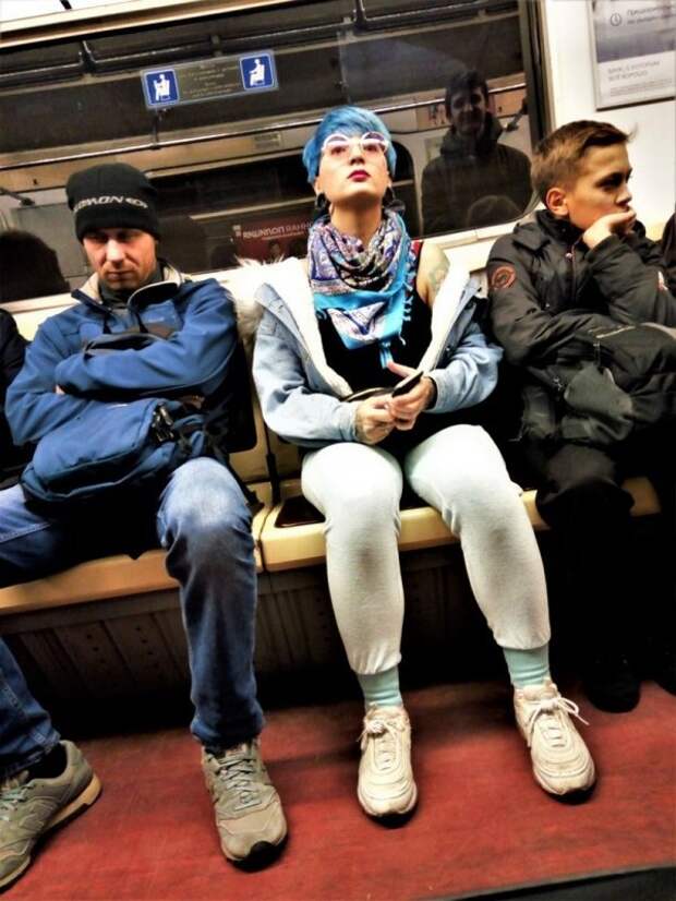 Стиляги в метро (20 фото)