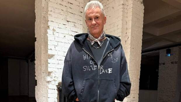 «Красивый красавчик, мой любимый!»: жена Олега Меньшикова показала забавное видео из аэропорта