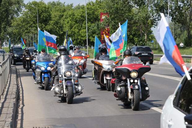 Акция "Вперед, Россия!" прошла в Нижнем Новгороде в честь Дня России и годовщины марша миротворческого батальона ВДВ в Приштину