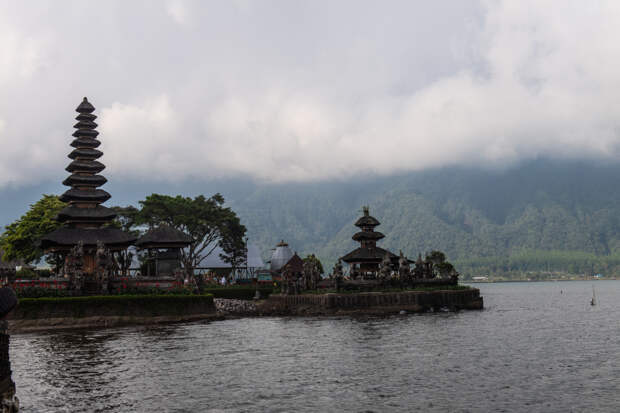 Украинку выдворили с Бали после проведения антироссийской акции