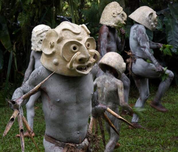 Традиция покрывать тело речной грязью жива по сей день Папуа - Новая Гвинея, грязь, племя
