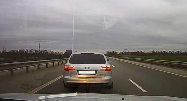 Можно ли ехать в левом ряду, когда правый ряд свободный?