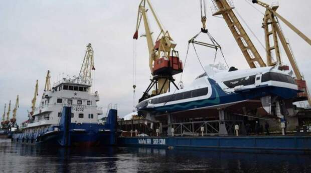 В Ленобласти на судостроительном заводе перевернулось судно — СМИ