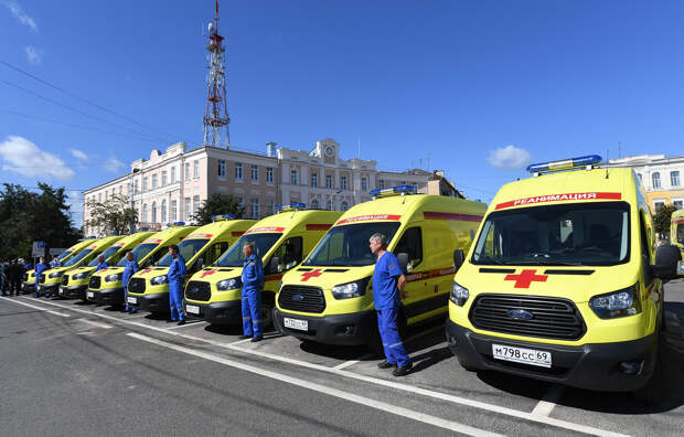 Игорь Руденя передал новые машины врачам и спасателям Тверской области