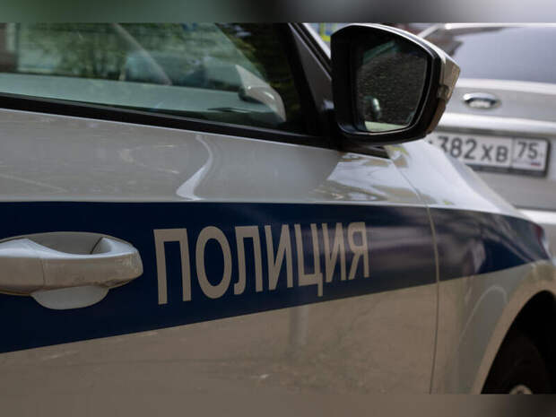 Очевидцы: тело мужчины лежит на крыше магазина в Чите