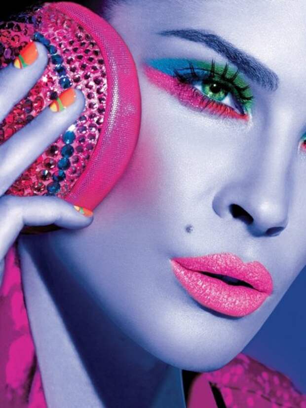 Календарь на 2012 год от компании Maybelline 