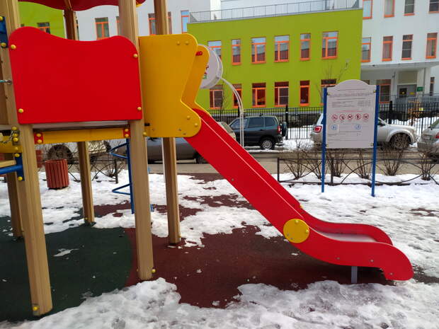 В Ростове из-за срыва сроков остались без благоустройства десятки детских площадок