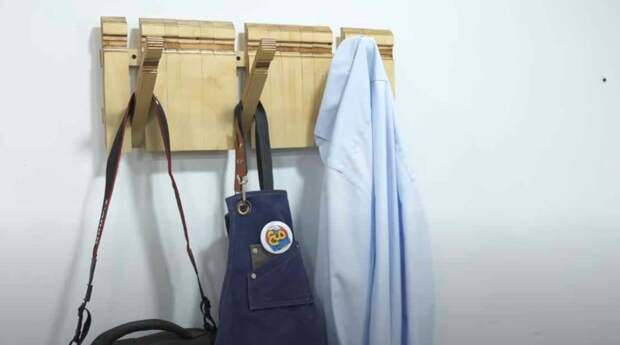 Удобная вешалка для одежды — классный вариант для мастерской