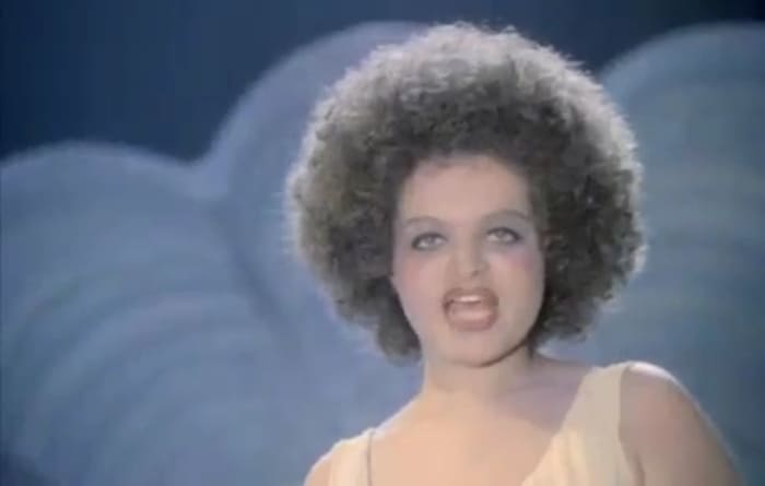 Дебютная кинороль Ларисы Долиной в фильме *Бархатный сезон*, 1978 | Фото: kino-teatr.ru Дебютная кинороль Ларисы Долиной в фильме *Бархатный сезон*, 1978 | Фото: kino-teatr.ru