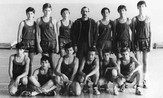 Баскетбольная команда СДЮШОР ЦСКА 1976 года рождения (Алексей Беляев в первом ряду крайний справа)/ из личного архива