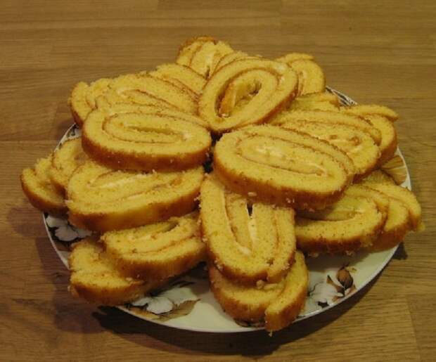 рулет с творогом бисквитный