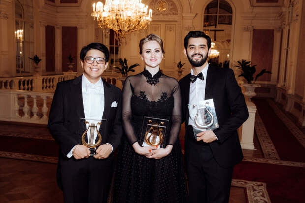 Победители Operalia 2021 Иван Айон-Ривас (тенор, Перу) и Виктория Каркачева (меццо-сопрано, Россия), лауреат конкурса Бехзод Давронов (тенор, Узбекистан)