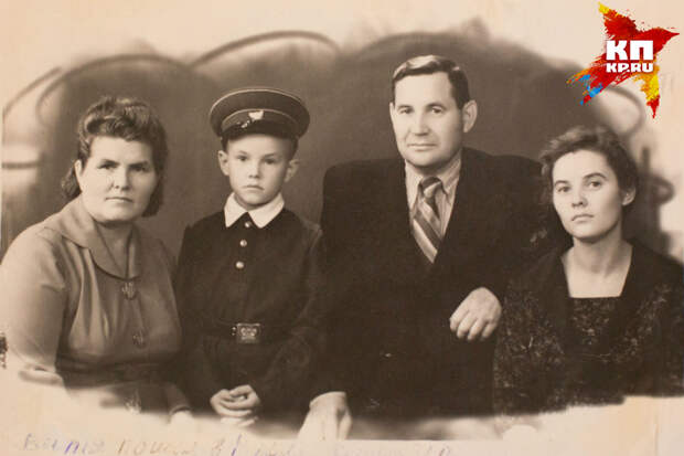 1951 год: Федор Иванович с женой и детьми Фото: Александр ГЛУЗ