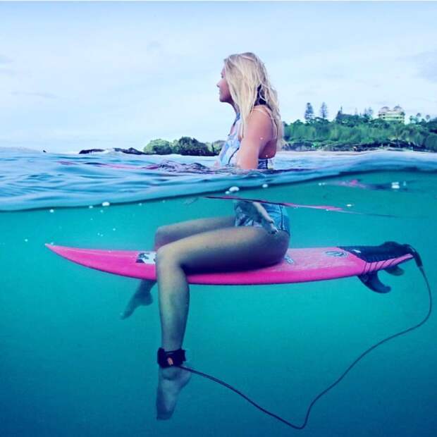 Пышногрудая серфингистка покоряет сети настоящим цунами в Instagram Instagram, девушка, серфинг