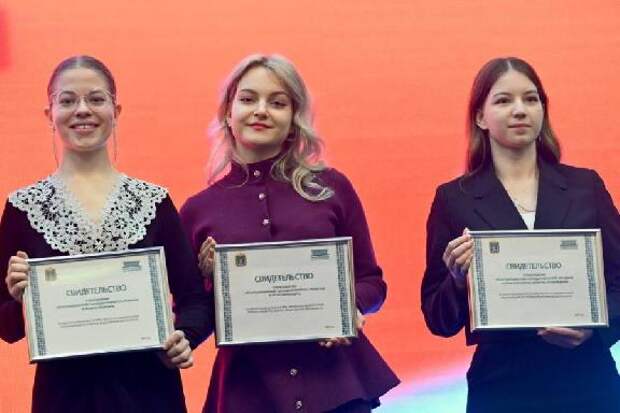 Областные стипендии вручили тамбовским одаренным школьникам и студентам