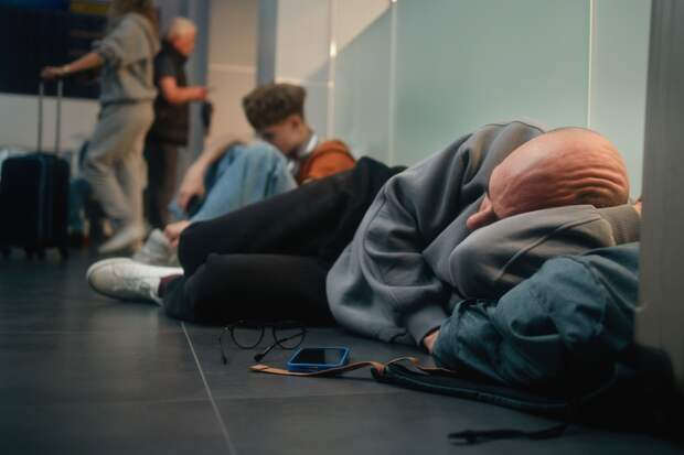 Россиянка описала ночевку в Дубае фразой «спать в одном помещении с сотней людей сложно»