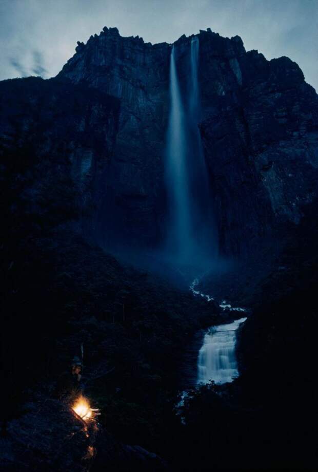 Водопад, с грохотом падающий с горы Ауянтепуи (Ауян-Тепуи) с высоты более 914 метров в Венесуэле, март 1963 national geographic, неопубликованное, фото