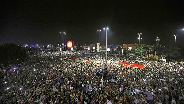 Демонстрация возле аэропорта Ататюрка в Стамбуле, Турция