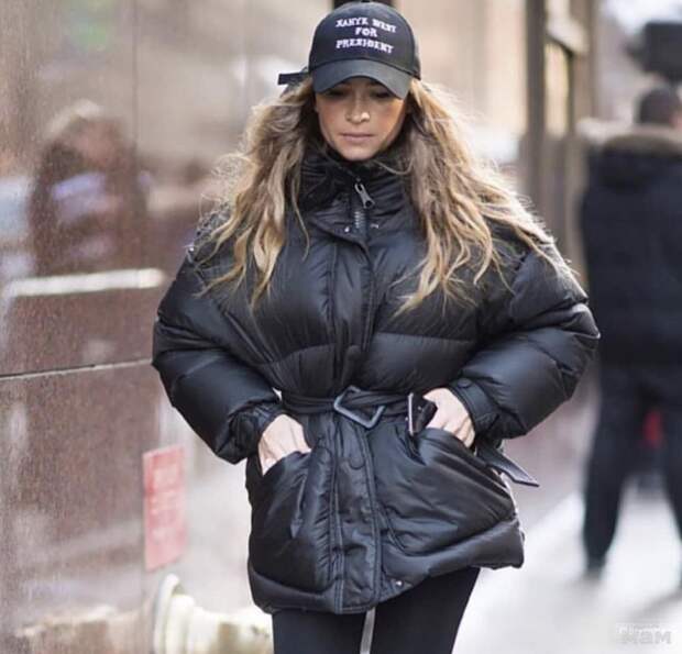 Выбирая новую одежду, важно обращать внимание не только на качество и красоту, но и на актуальность моделей. Дело в том, что вещи, которые давно вышли из моды и устарели, способны добавить возраст.-4