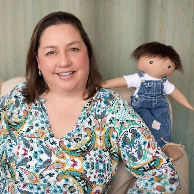 Женщина шьет особенные куклы для детей-инвалидов
