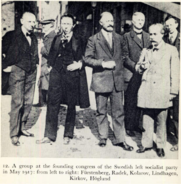 Ганецкий (крайний слева) и Радек (рядом с ним) с группой шведских социал-демократов. Стокгольм, май 1917 год.